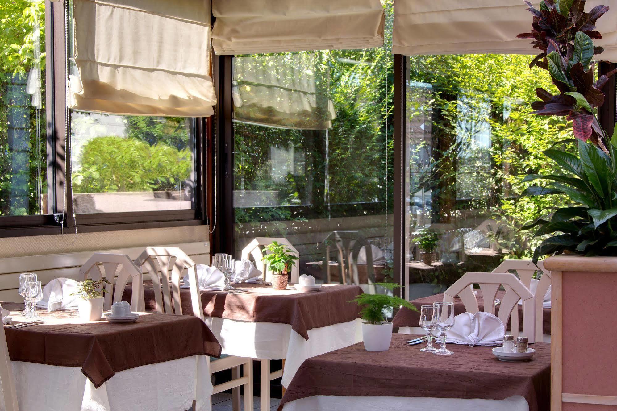 Logis L'Auberge Bourbonnaise Saint-Yorre Ngoại thất bức ảnh